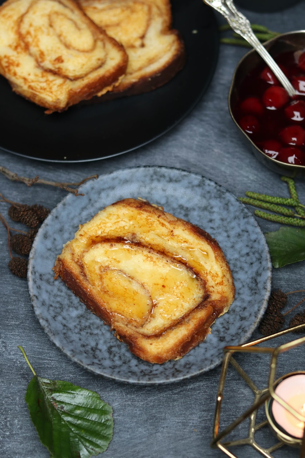 leuchttage: Sonntagsruhe- Zimtbrot-French-Toast mit Kirschen