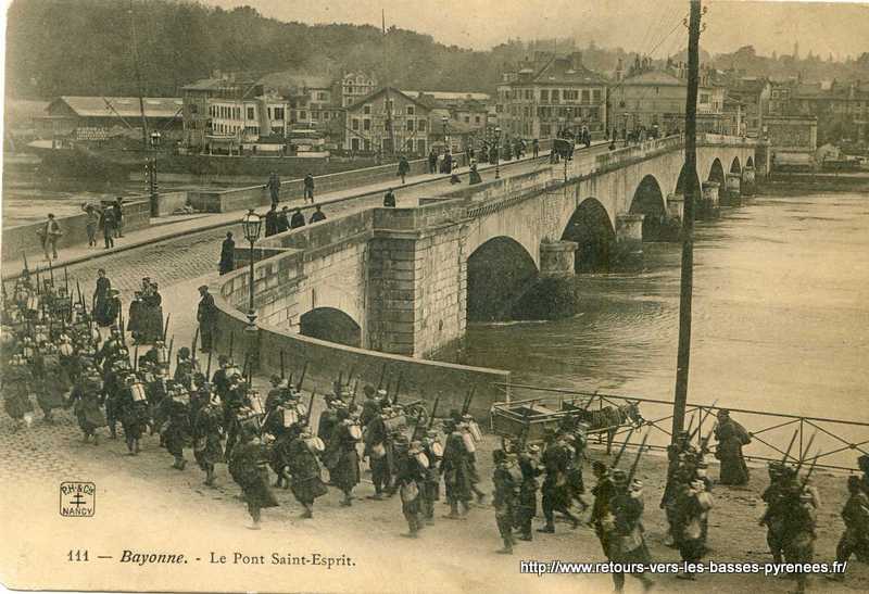 Retours vers les BassesPyrénées Le pont SaintEsprit à travers des