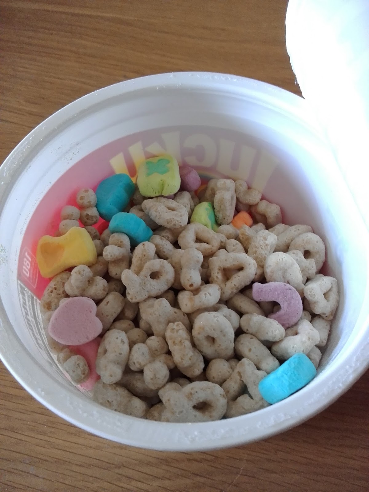 Supersupergirl's Food Reviews Kelloggs lucky charms