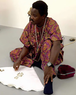 Sangosakin giving a lecture on Erindinlogun, the divination with cowry shells.