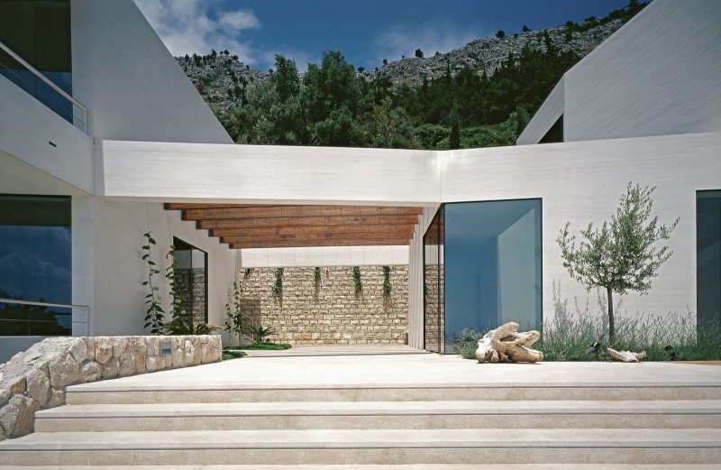Hogares Frescos: Casa Contemporánea con una Blanca Fachada y un