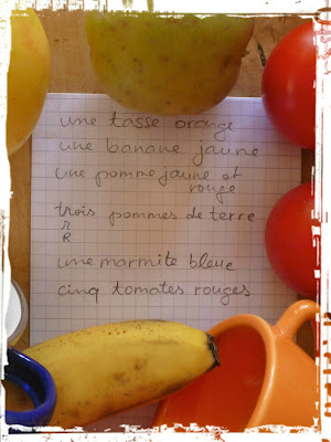 Früchte und Gegenstände und der Einkaufszettel: une tasse orange, une banane jaune usw.