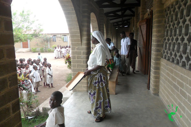 Bambini della scuola africana nella missione in Togo
