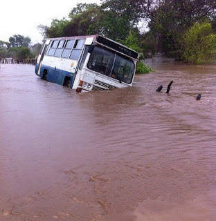 Ônibus quase tomba, ficando encalhado no Rio Cairu, no município de Mairi