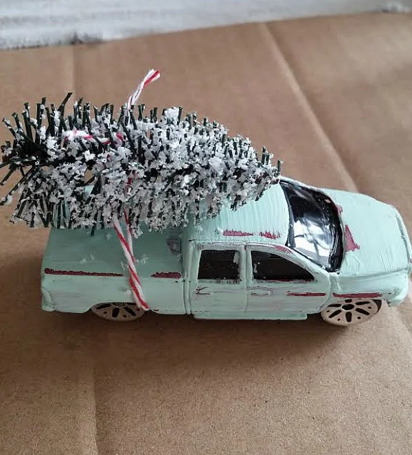 vintage chalk painted truck with Christmas tree at www.diybeautify.com