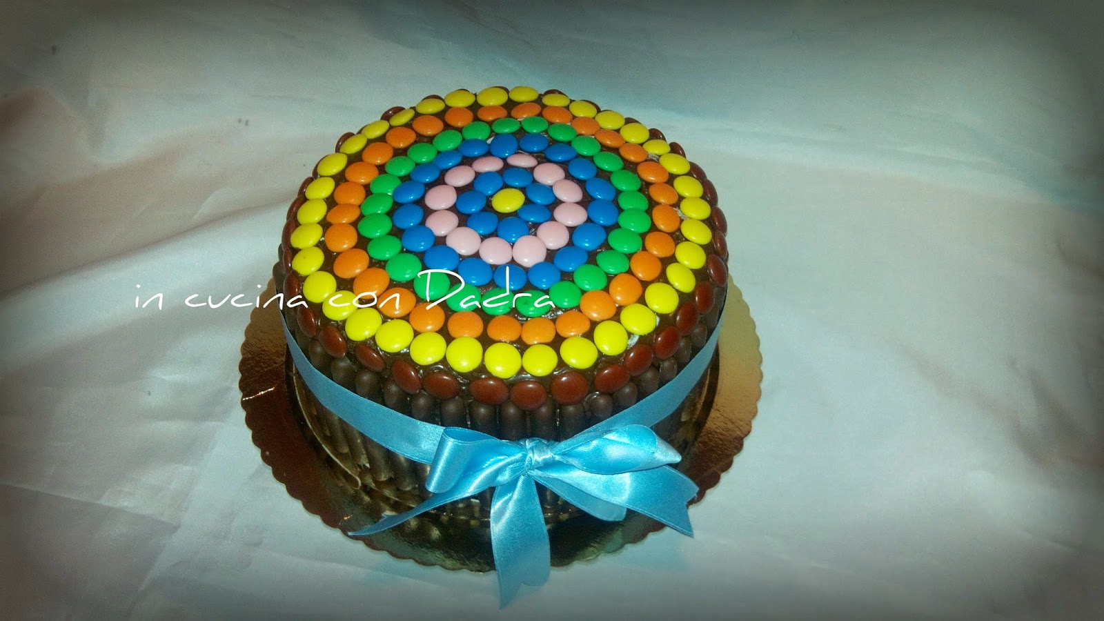 compleanno a colori... torta con piccoli bottoni di cioccolata colorati...