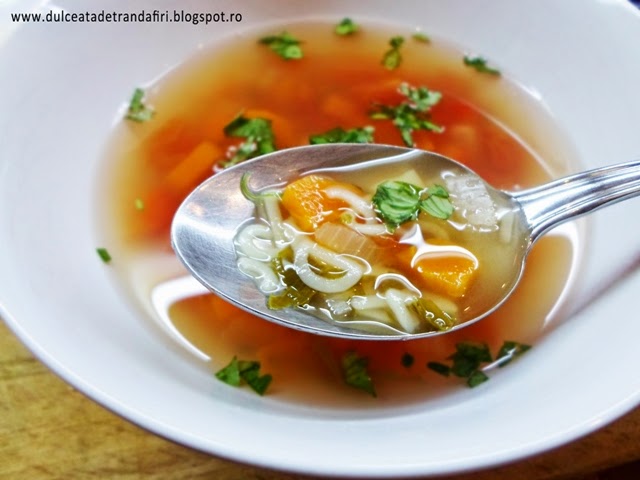 Ciorba de legume cu taitei-alfabet
