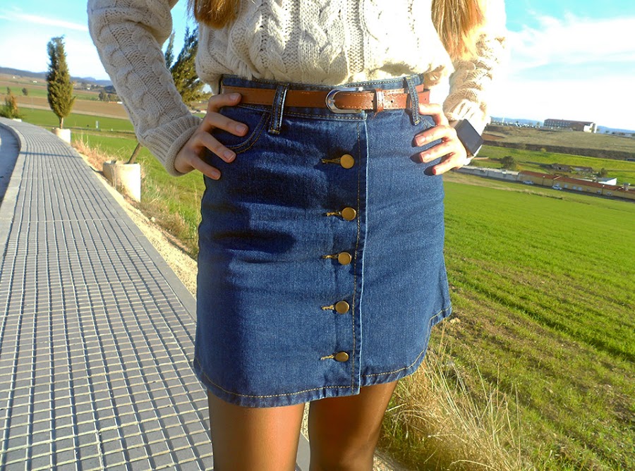 Falda denim acamapanda, jersey de punto rasgado, cazadora biker negra y botines de tacón con hebillas