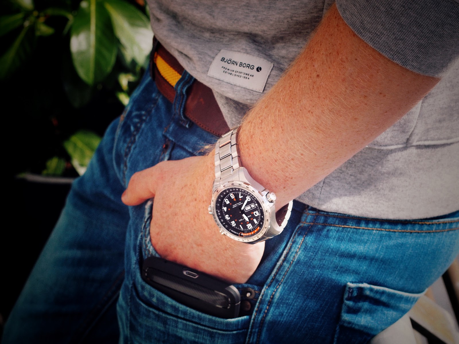 Eine Hand steckt in der Hosentasche und am Arm hängt eine Hamilton Uhr aus Edelstahl