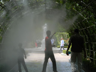 jet sprays of water to cool off!