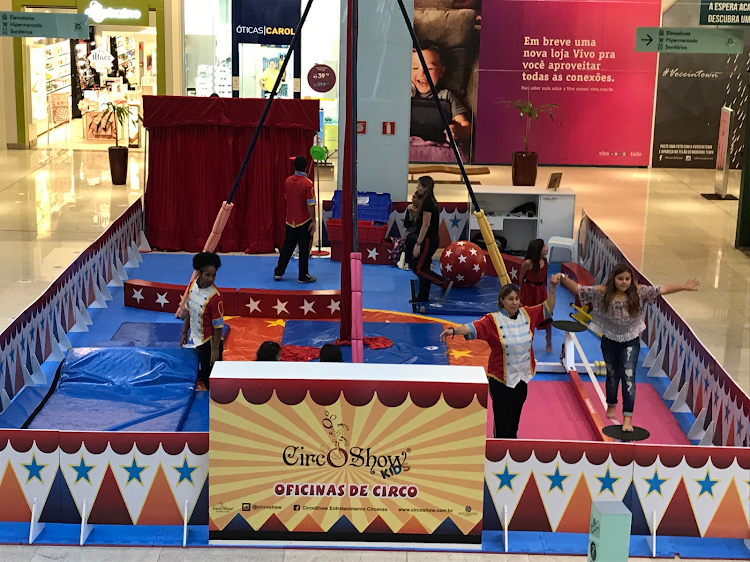 Morumbi Town Shopping promove oficina circense com diversas atividades para crianças