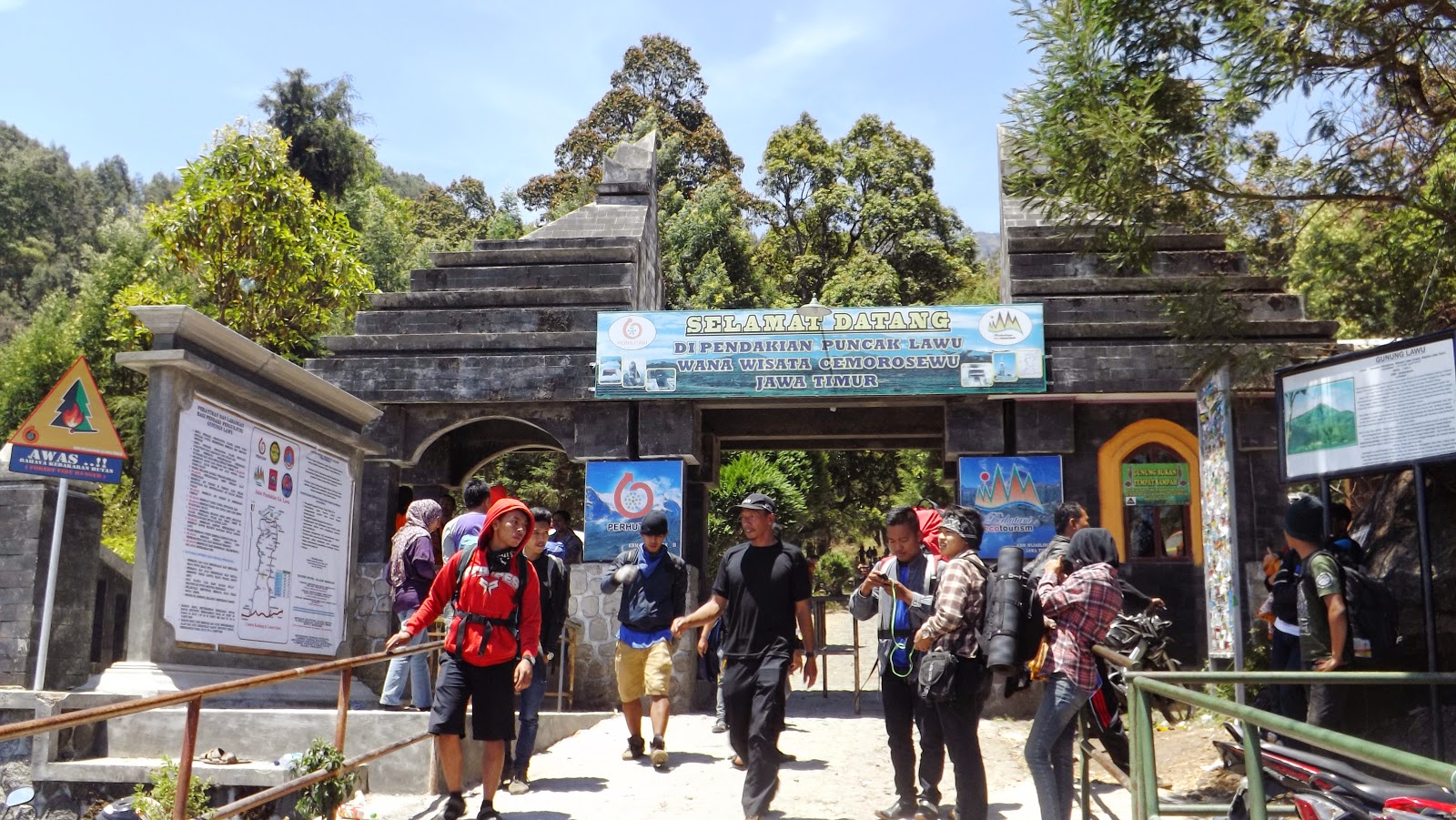 Suroan, Ribuan Pendaki dan Peziarah Kunjungi Puncak Gunung Lawu
