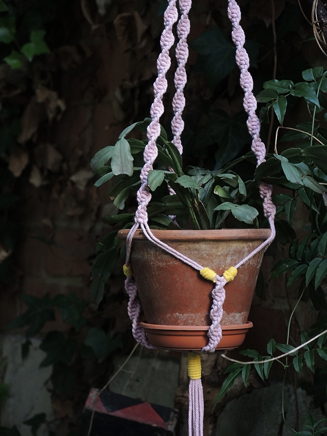 M(i)e': DIY roze macramé plantenhanger/pink macramé plant