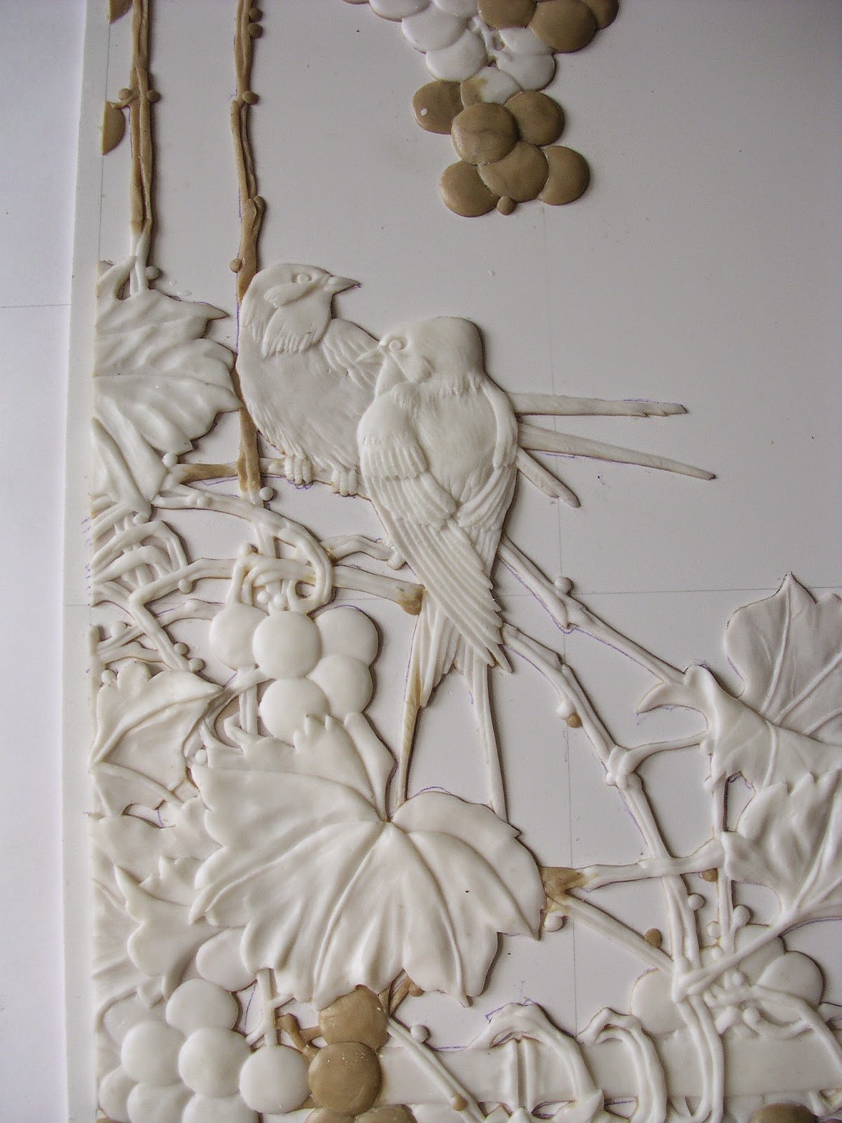 Виноградная лоза барельеф штукатуркой своими руками