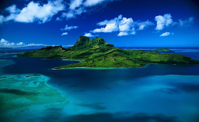 Fondo de isla en el mar con agua turquesa y cielo azul