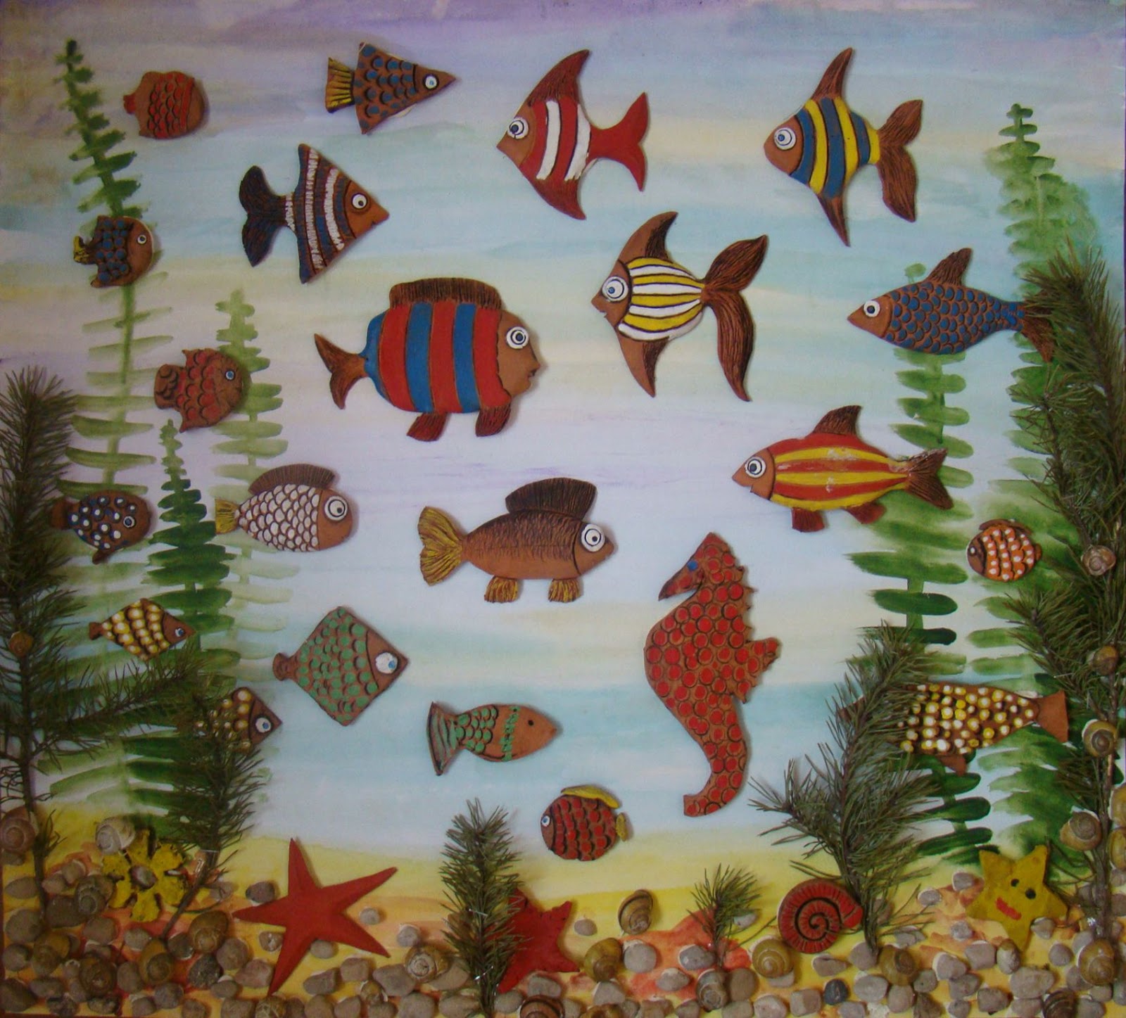 Аппликация рыбки в аквариуме старшая коллективная. Аппликация аквариум средняя группа. Аппликация рыбка в старшей группе. Аппликация рыбки в аквариуме подготовительная группа. Аквариум аппликация подготовительная группа.