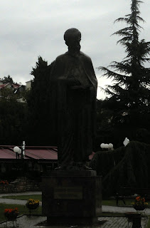 ο ανδριάντας του αγίου Ναούμ στην Οχρίδα
