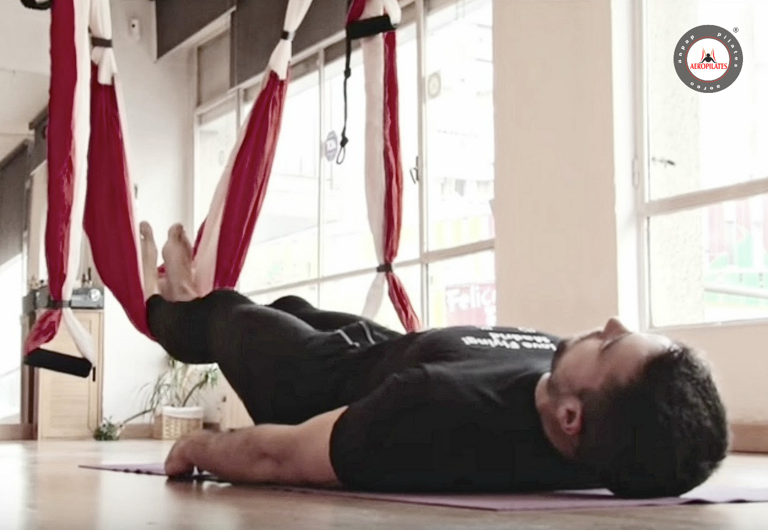 AERO YOGA INSTITUTE Tutorial AeroPilates ® para Gluteos y Caderas, Video Ejercicio