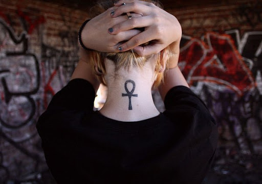 Uma bela cruz pescoço desenho de tatuagem para as mulheres, você vai adorar este projeto