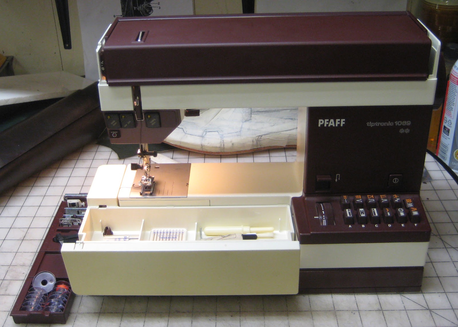 MI Vintage Sewing Machines Pfaff Tiptronic 1069 (1980's)