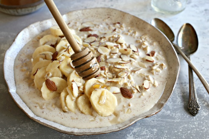 Overnight oats flavored with honey, tahini (sesame paste), banana and almonds.