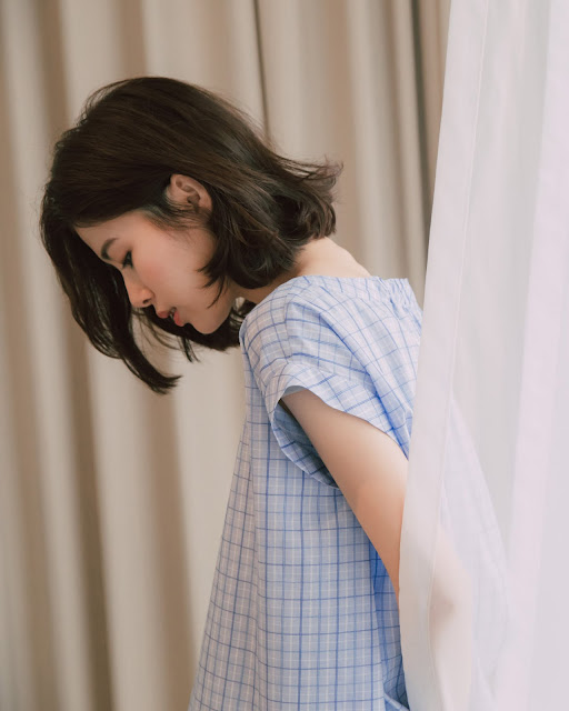 慕蓉穿著春日跳格子傘裝簡約上衣-藍格