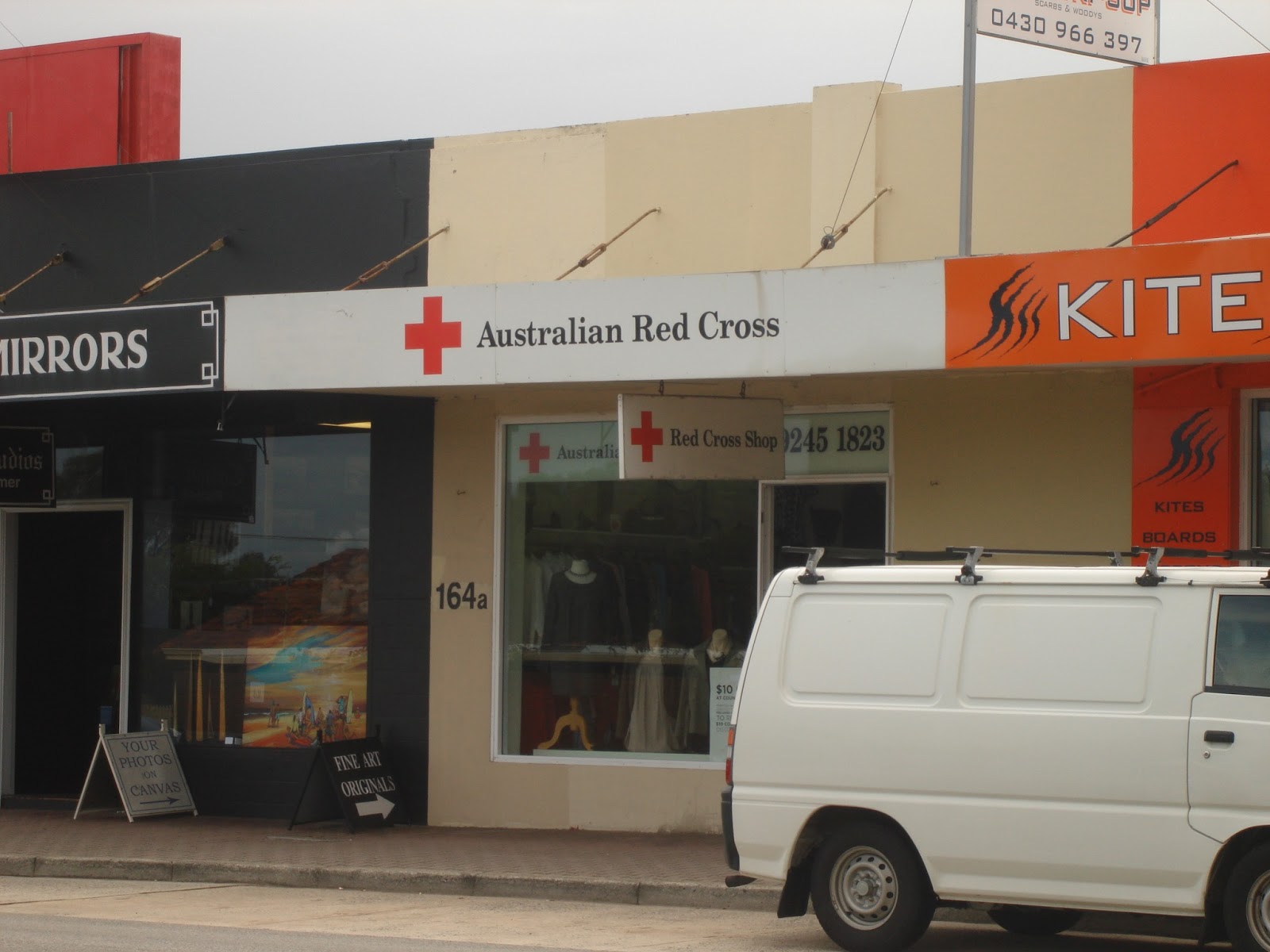 Monica em Perth THRIFT SHOPS, os brechós do bem