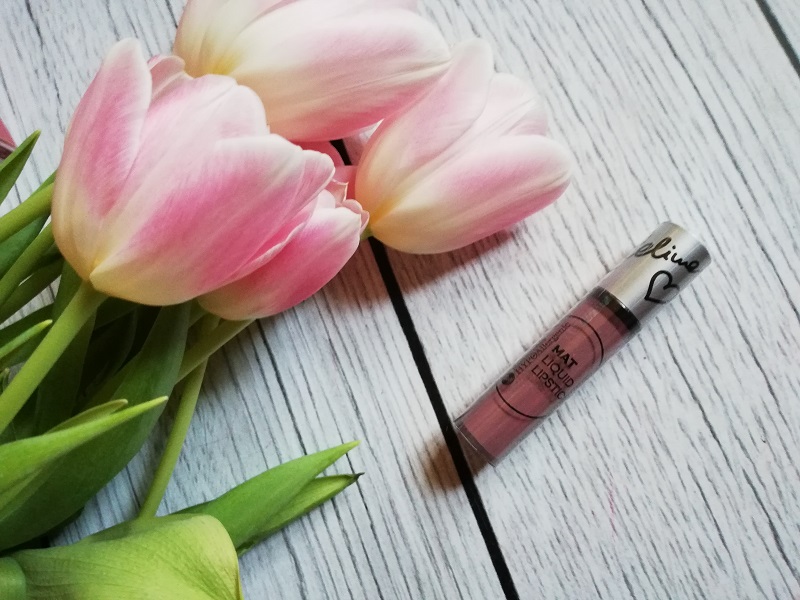 Kosmetyki dla bladolicych i recenzje książek Bell Mat Liquid Lipstick