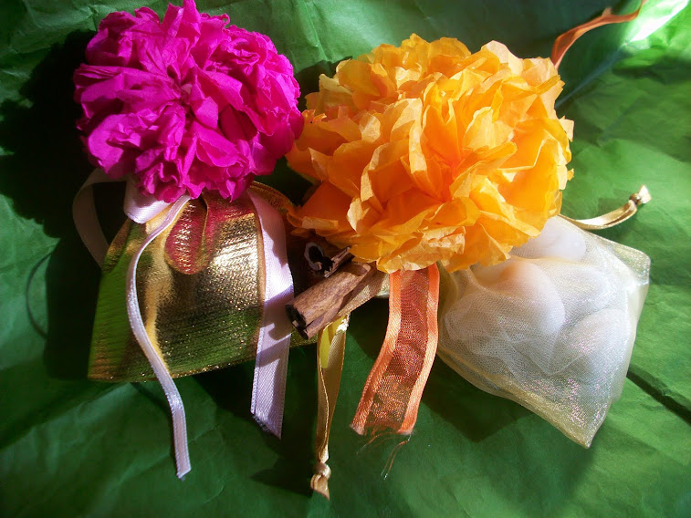 Sacchetti per Bomboniere con fiori fatti a mano e stecchette di cannella