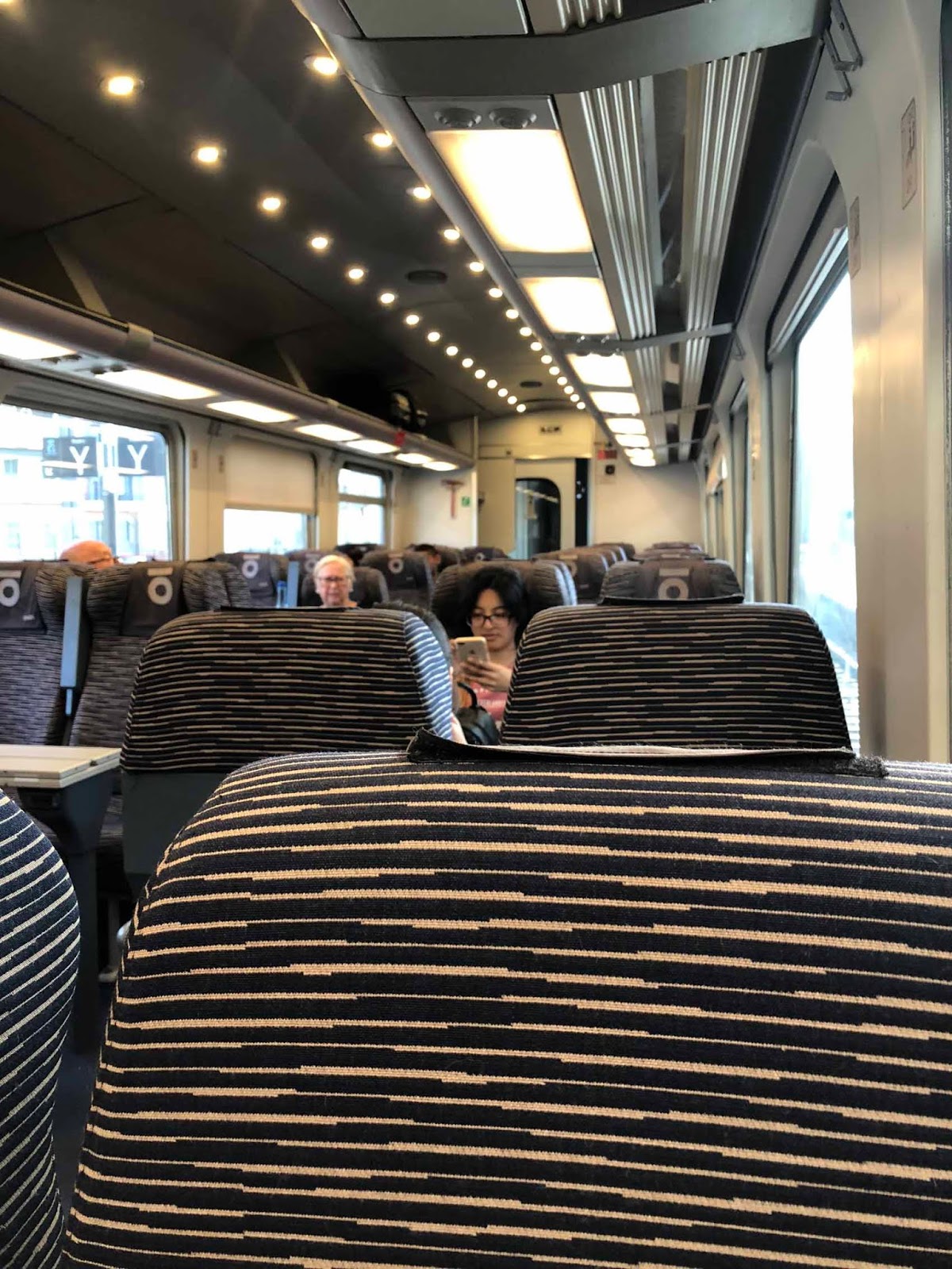 Milanon junassa matkalla Monacoon Puolityhjä Thellon juna