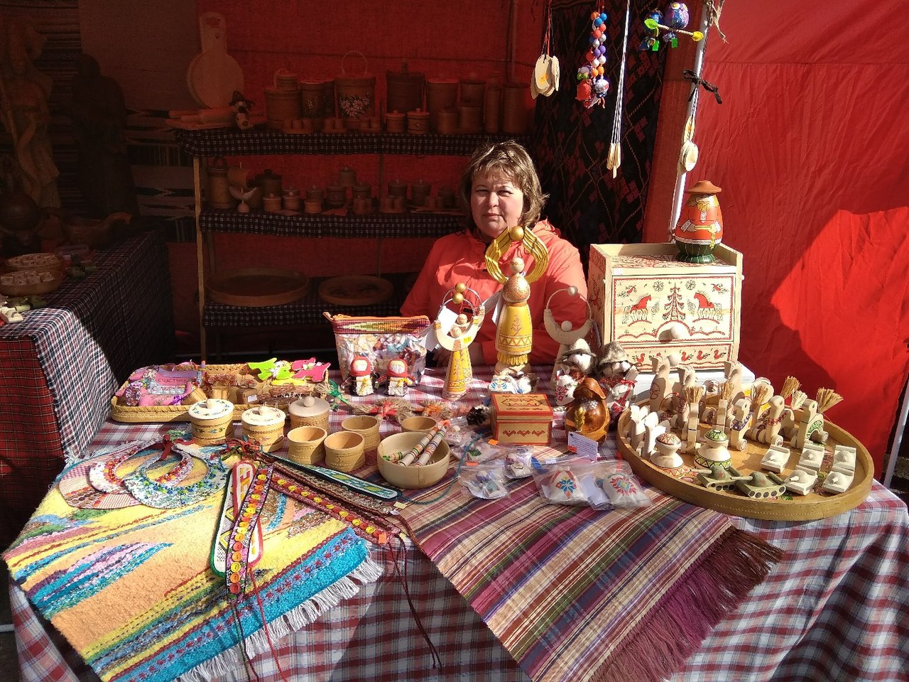 женщина из удмуртии. промыслы удмуртов. промысел удмуртии. центр дпи и ремёсел удмуртии. ремесло ижевск.