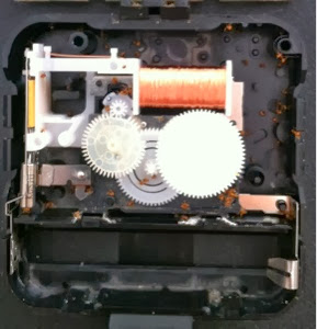 Gambar Membuat Batrai Alternatif pada Jam Dinding