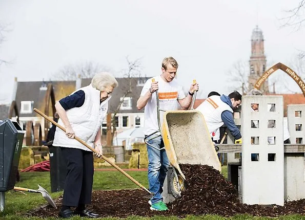 Princess Beatrix does volunteer worked at Playground Monastery parking facilities under NLDoet in IJsselstein. The Oranje Fonds