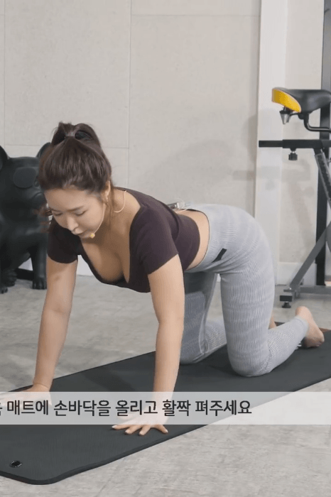 가녀린 팔뚝을 만드는 요가녀