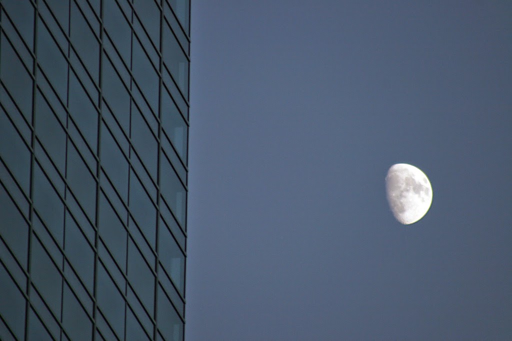 صورة مدهشة للقمر مع مبنى