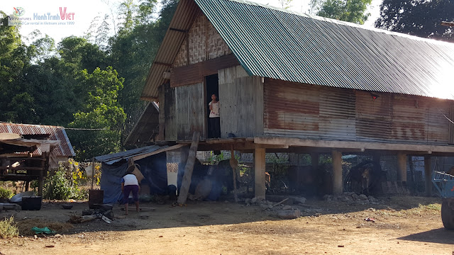 Tham quan làng M'nong trên hồ Lak