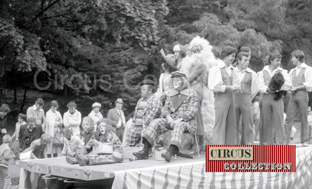 Knieli et un nain du cirque sur un char avec les artistes di Cirque Knie