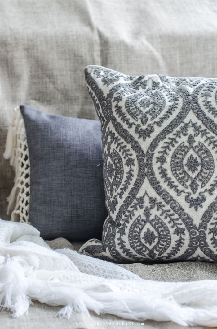 Wondering how to coordinate throw pillows for your living room decor? Check out this post filled with tips! #pillows #decorating #decoratewithpillows #andersonandgrant