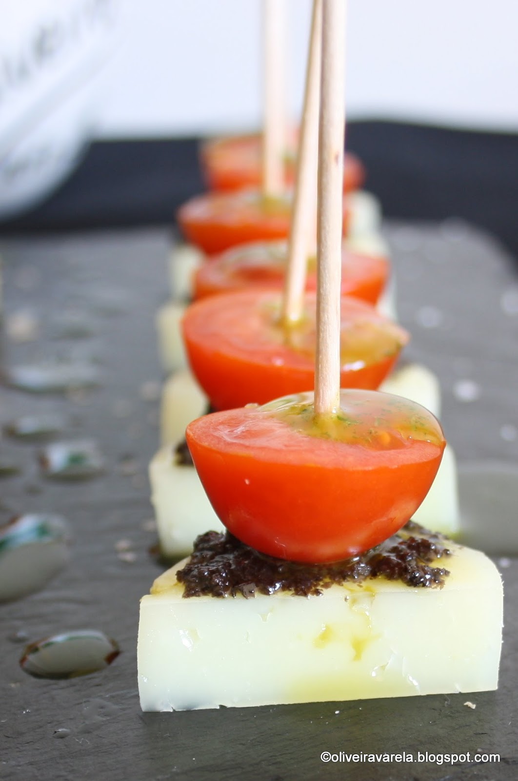 Queso con tapenade, cherry y aceite de perejil