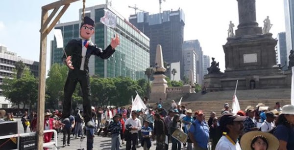 Campesinos cuelgan monigote de Peña Nieto en Ángel de la Independencia Campesinos cuelgan monigote de Peña Nieto en Ángel de la Independencia