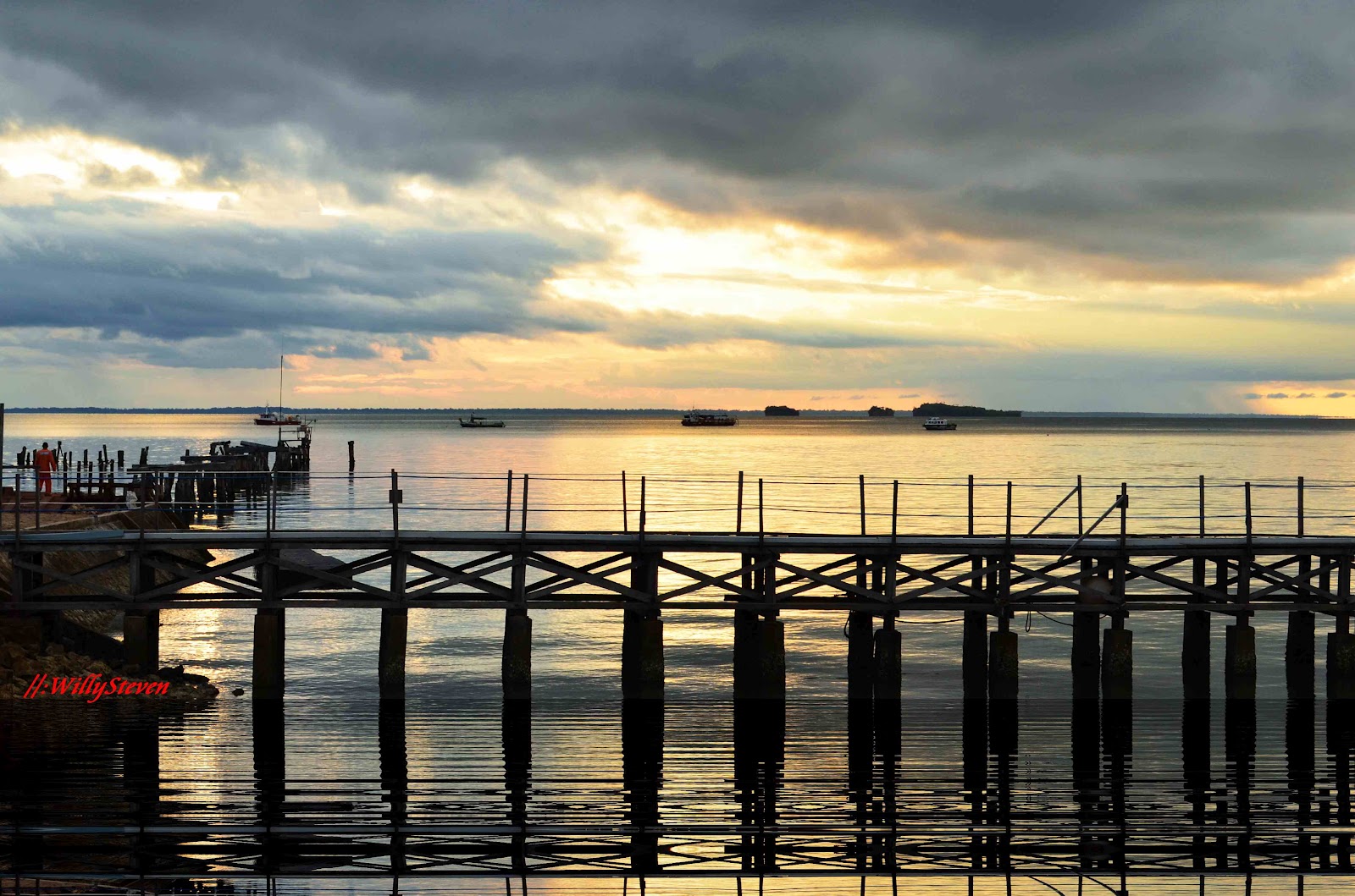 TravellerMeds: Senja di Kaimana [ Photo Gallery ]