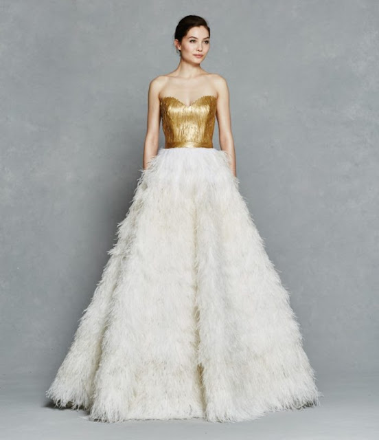 Vestido de novia de Kelly Faetanini 2017 con plumas - Foto: www.dressforthewedding.com Vestido de novia de Kelly Faetanini 2017 con plumas - Foto: www.dressforthewedding.com