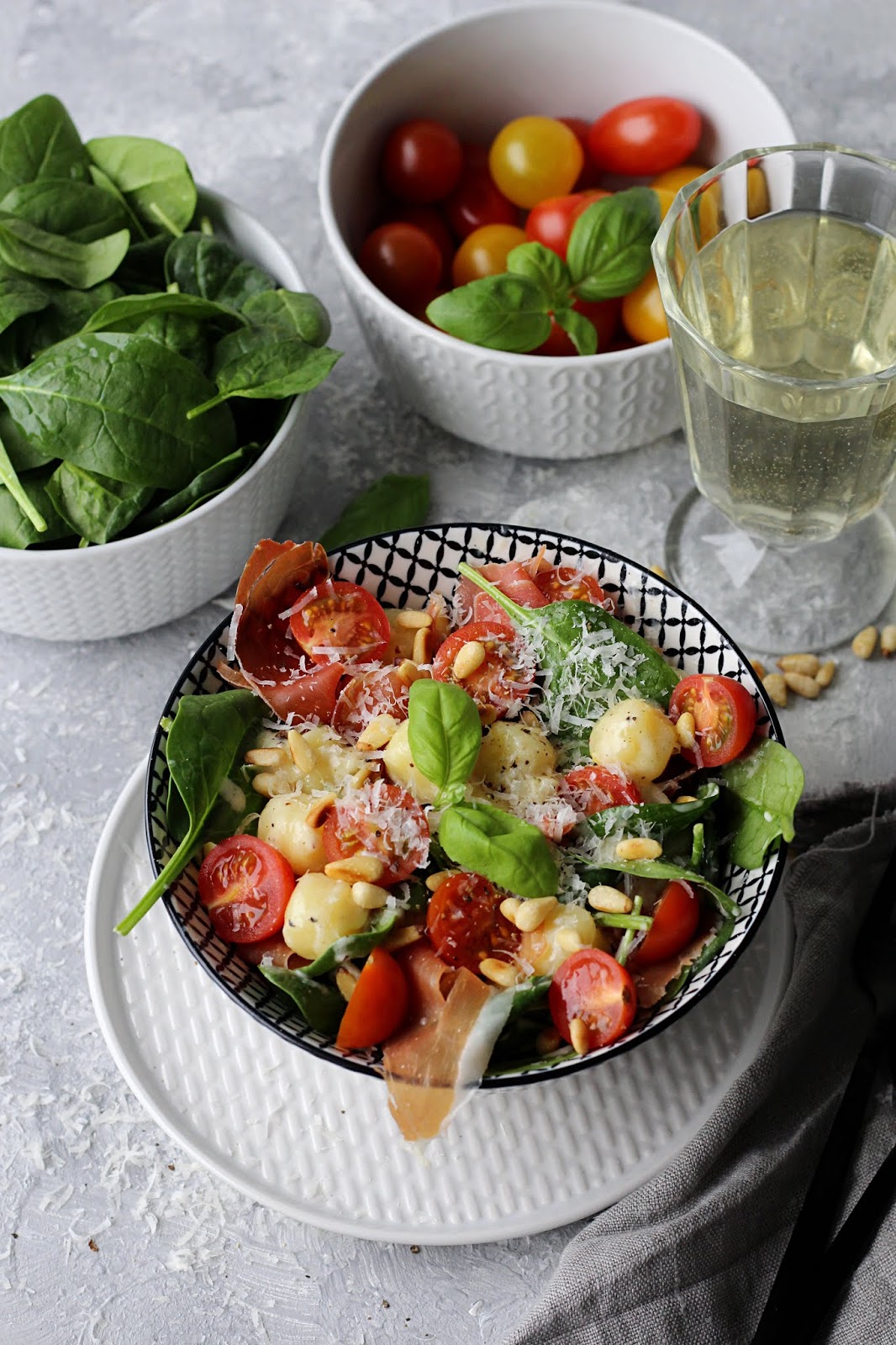 Gnocci mit Blattspinat, Tomaten, luftgetrocknetem Schinken und ...