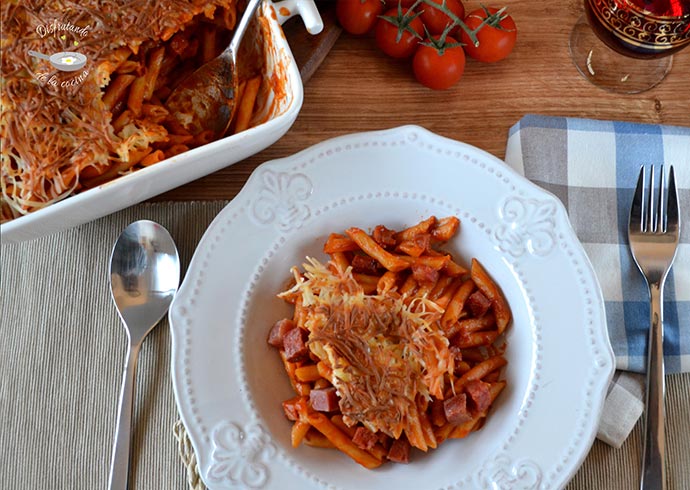 Macarrones con chorizo y jamón (Receta fácil de la abuela)