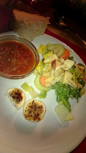 Karamellisierter Ziegenkäse mit Tomaten-Kompott und fruchtigem Salat