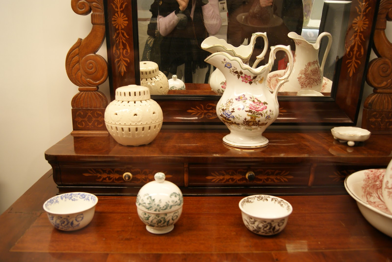 Angela y Sevilla: Pabellón Mudejar. Exposición de Ceramicas de La Cartuja.