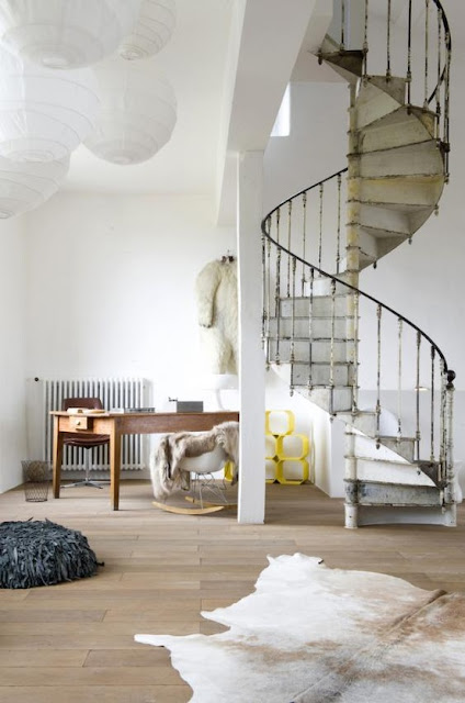 Schody 2 białę kręcone schody