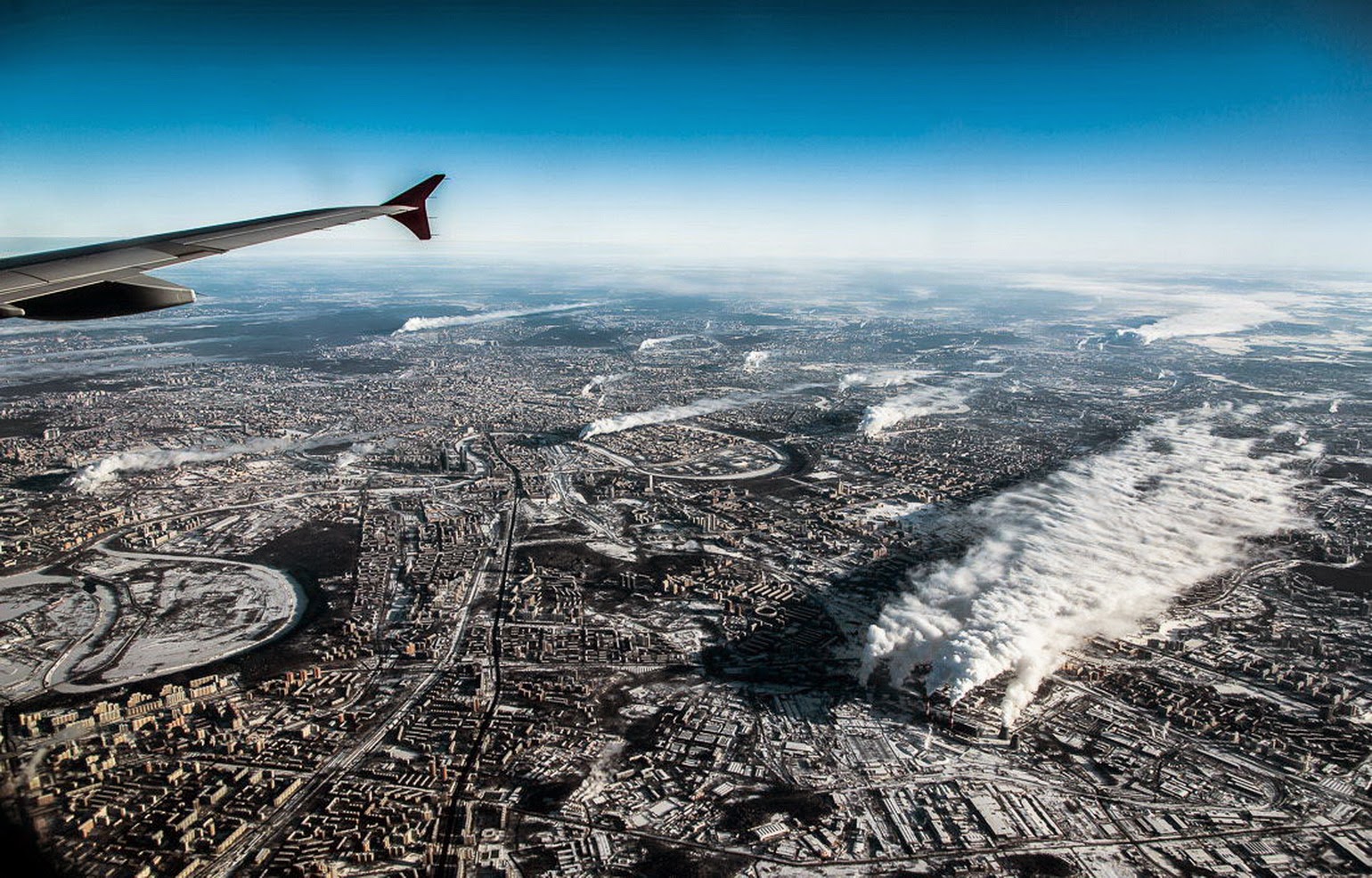 Аэрофото. Москва с высоты птичьего полета самолета. Москва вид с самолета. Москва из иллюминатора самолета. Вид с самолета на землю.