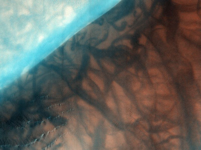 Một hình ảnh khác ở miệng hố va chạm Russell cho thấy một nửa là các cồn cát, trong khi nửa kia là băng giá bao phủ. Hình ảnh: NASA/JPL.