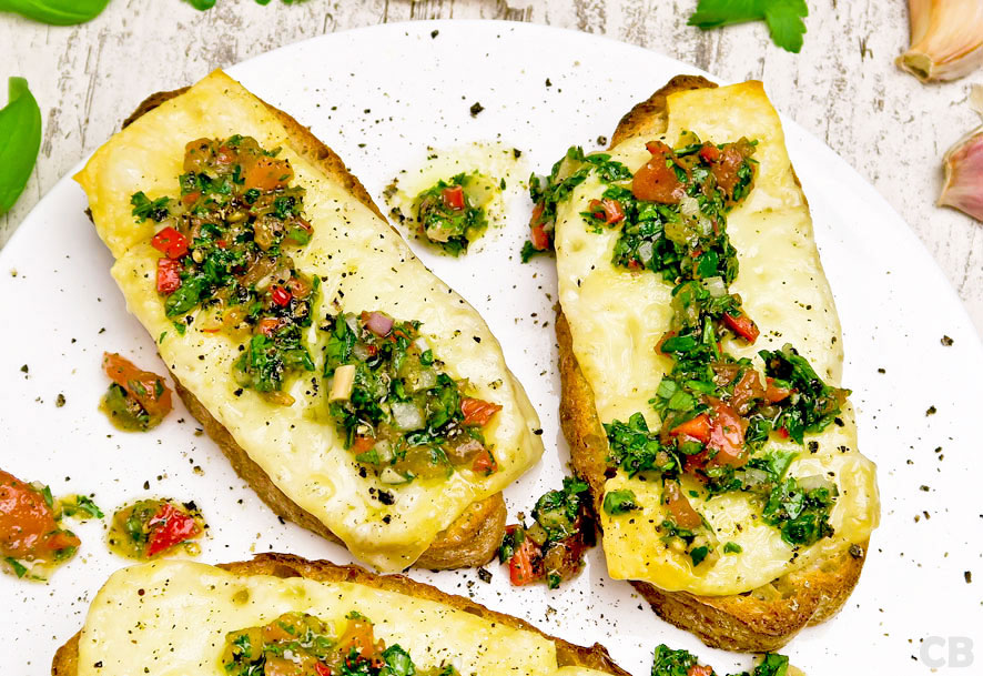 Culinaire Bagage Provolone op toast met Argentijnse chimichurri